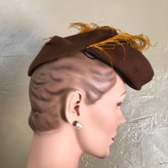 CAPTIVATING 1930s TAN FELT TILT HAT WITH GOLD FEATHERS & TWO RHINESTONE JEWELS main image 14